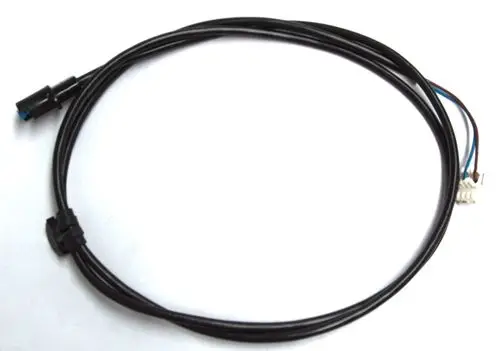 Daikin-Kabel für Plattenwärmetauscher, mit schwarzen Leitungen und mehreren Drähten am Ende verbunden. Verbindungsstecker an einem Ende, freistehende Drähte am anderen Ende.